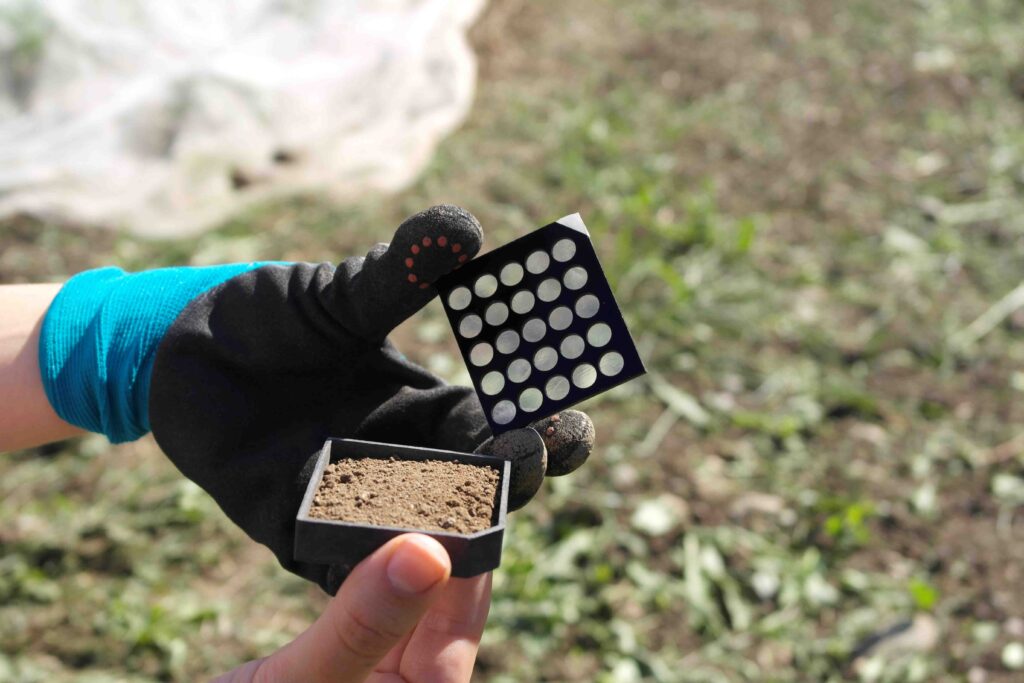 Simple measurement system - just apply reaction plate on soil in soil tray. 
