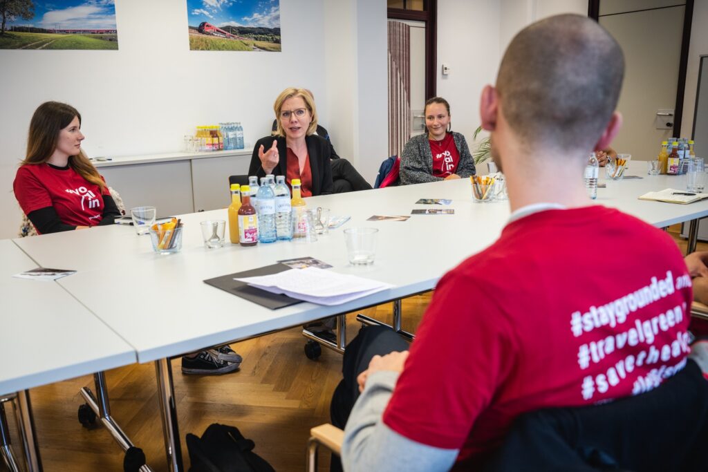 Yoaliners meet Austrian minister Leonore Gewesler to talk about climate friendly mobility. (c) Cajetan Perwein_fbm